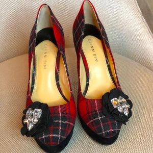 GIANNI BINI Size 8 Red Plaid Platform heels with Jewel flower.
